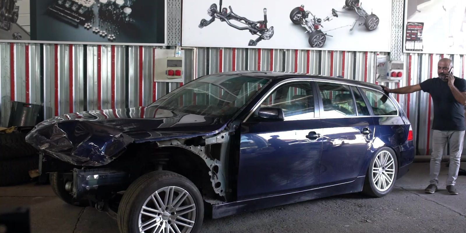 Önü dağılmış lacivert bir station wagon, yanında telefonla konuşan satıcı